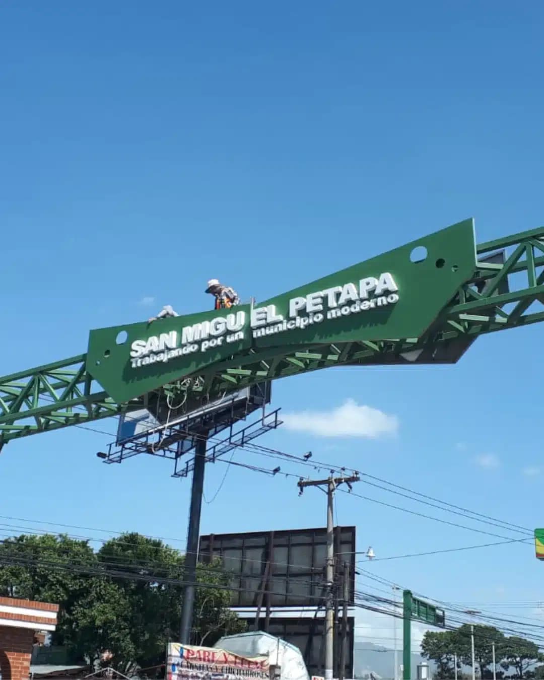 Instalación de rótulo estructural para la municipalidad de San Miguel Petapa